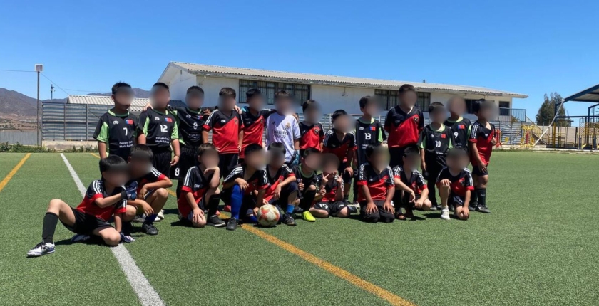 Estudiantes de 1° y 2° Básico juegan un partido amistoso